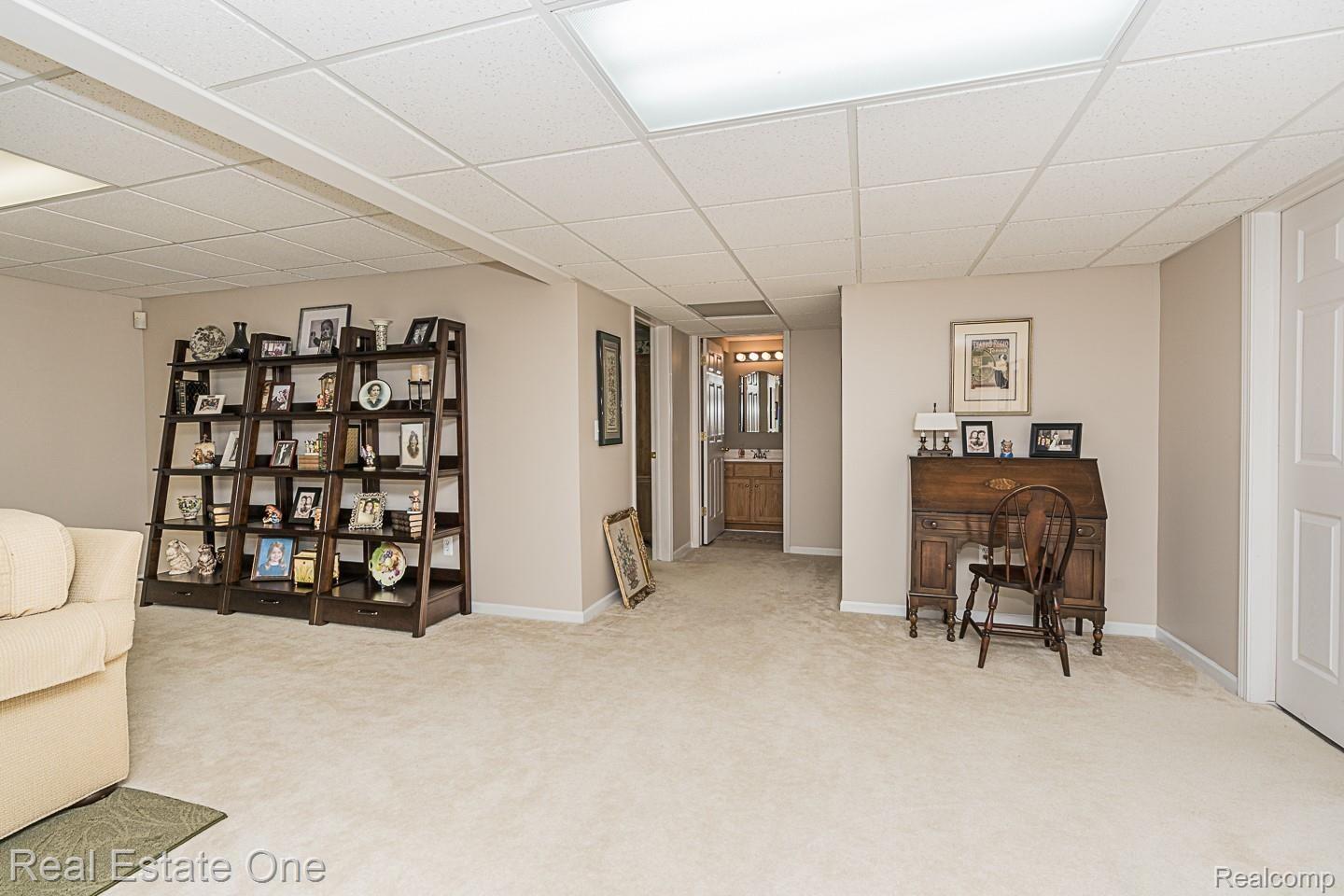 1054 Churchill Circle, Unit 26 Rochester, MI 48307 - Photo 20 of 29 Family Room in L/L