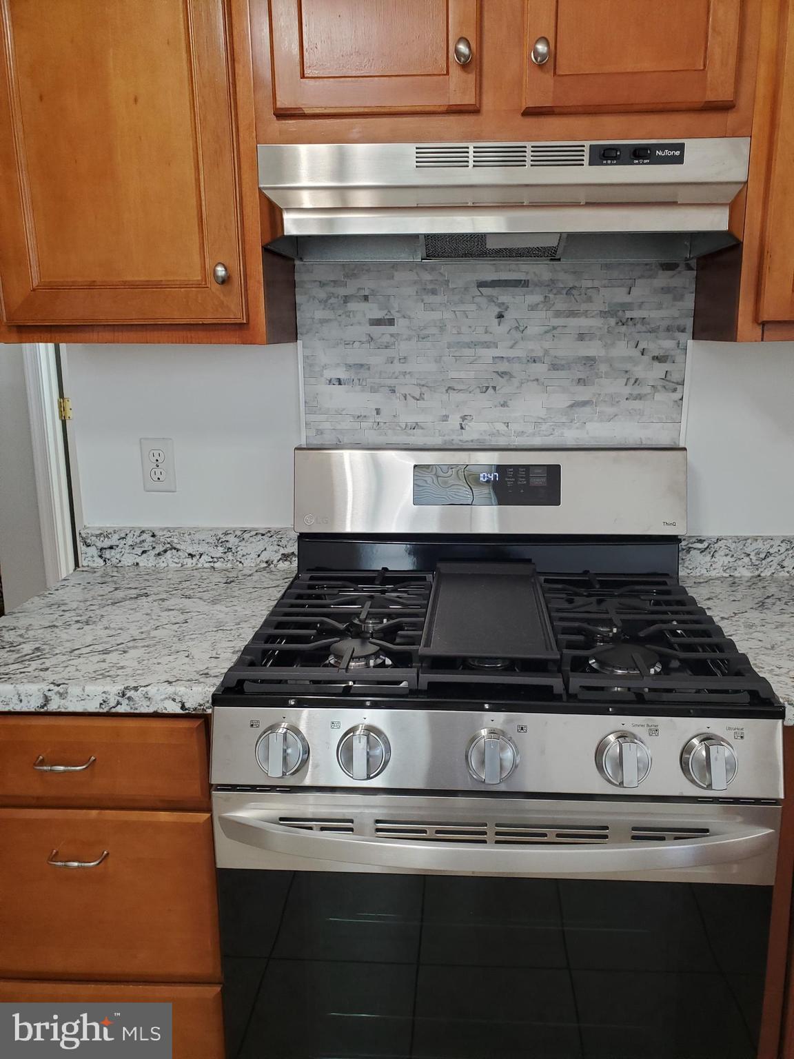 64 Riverside Road Essex, MD 21221 - Photo 14 of 30 5 Burner Gas Stove