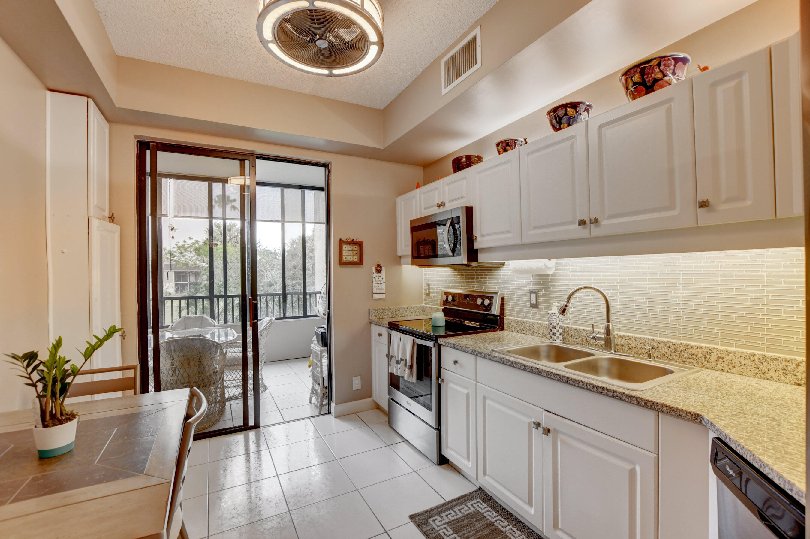 7546 La Paz Boulevard, Unit 207 Boca Raton, FL 33433 - Photo 15 of 25 kitchen