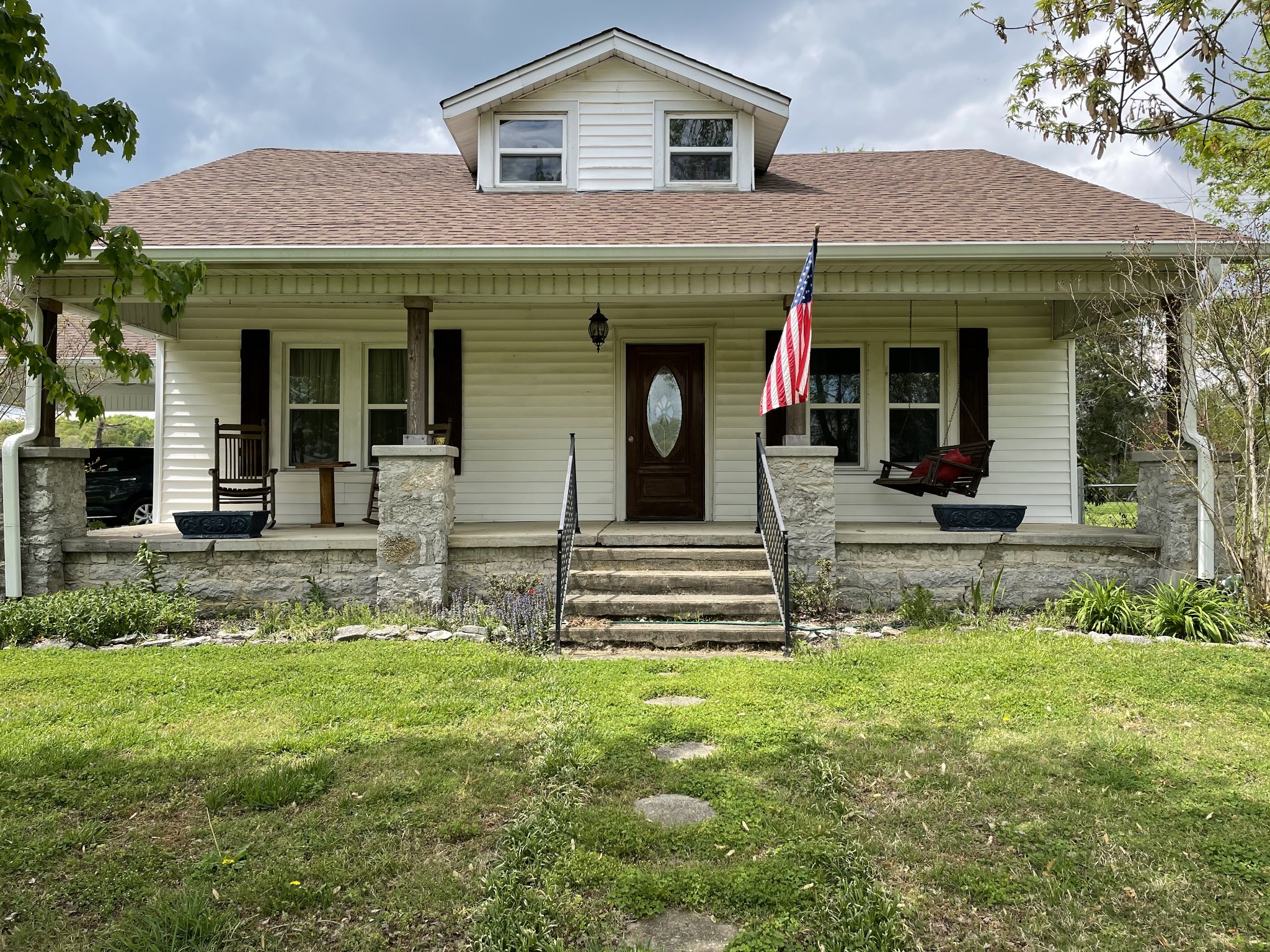 370 South Commerce Road Watertown, TN 37184 - Photo 1 of 1 front view of a house with a yard