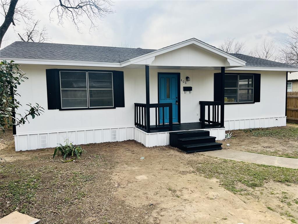 406 East Brazos Street Groesbeck, TX 76642 - Photo 2 of 29 a view of house and yard with wooden fence