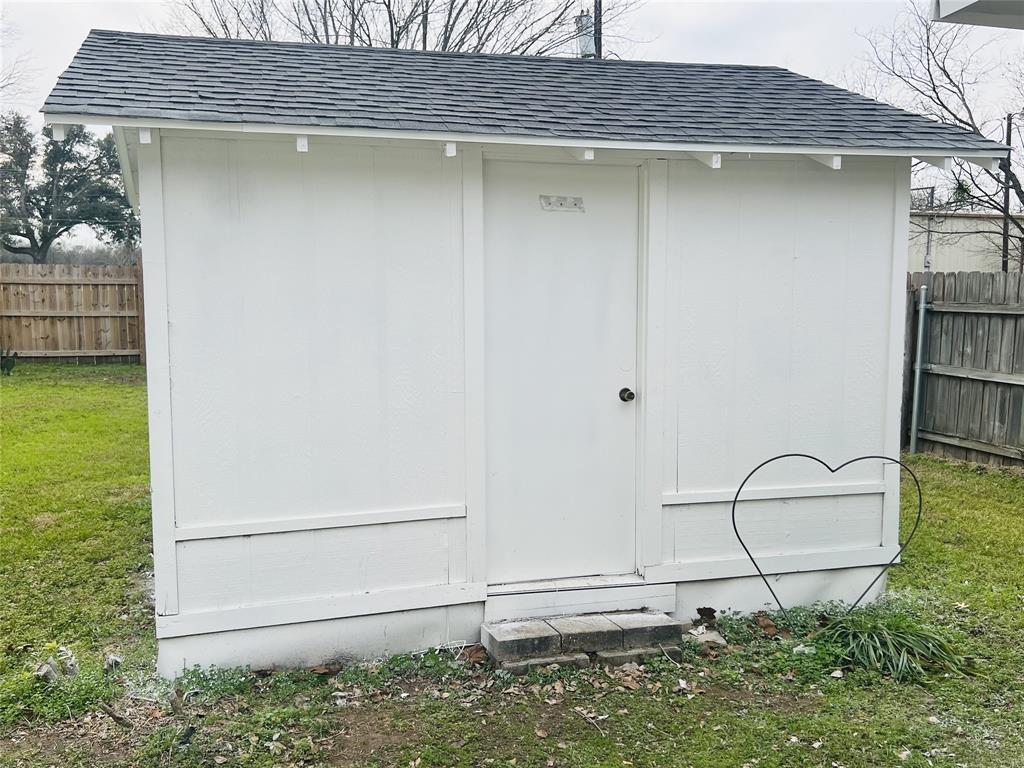 406 East Brazos Street Groesbeck, TX 76642 - Photo 27 of 29 a white building with a tub