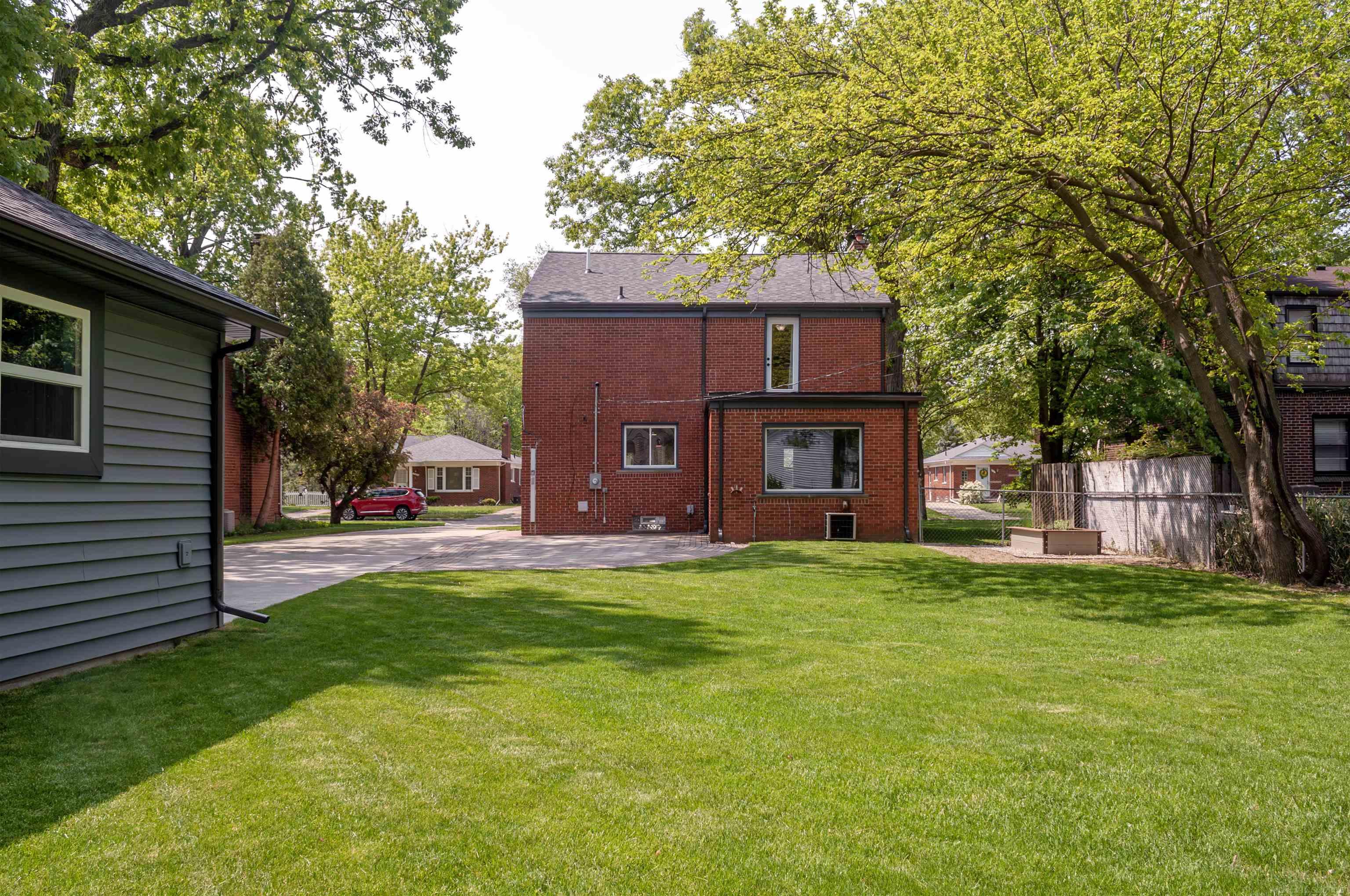 1772 Prestwick Road Grosse Pointe Woods, MI 48236 - Photo 47 of 58