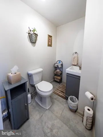 a view of entryway with livingroom