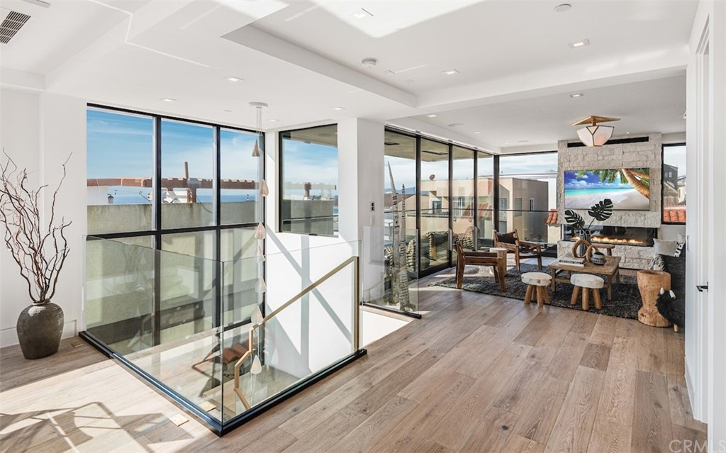 200 40th Street Manhattan Beach, CA 90266 - Photo 20 of 57 a living room with furniture