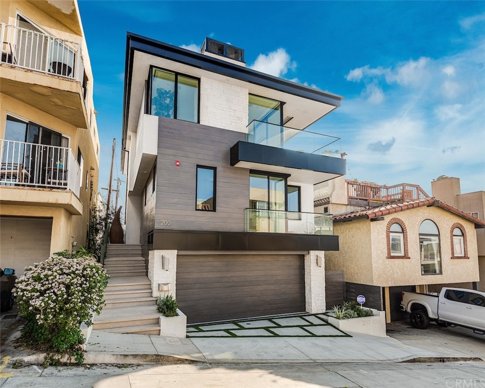 200 40th Street Manhattan Beach, CA 90266 - Photo 2 of 57 a front view of a house with a yard