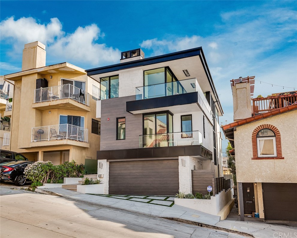 200 40th Street Manhattan Beach, CA 90266 - Photo 3 of 57 a front view of a residential houses