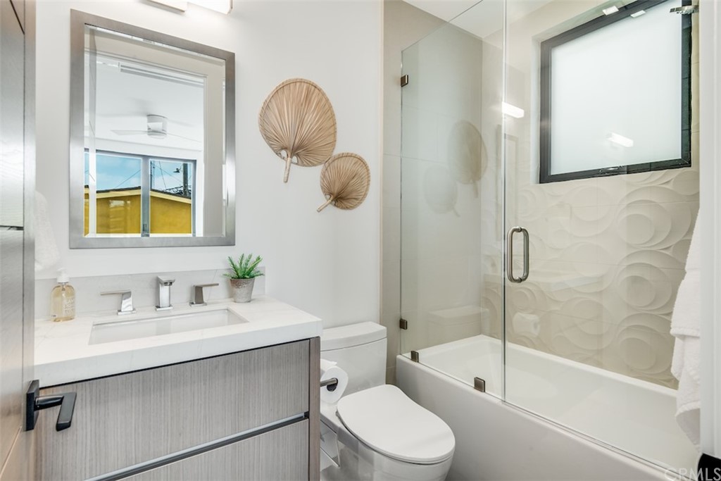 200 40th Street Manhattan Beach, CA 90266 - Photo 40 of 57 a bathroom with a sink mirror toilet and bathtub