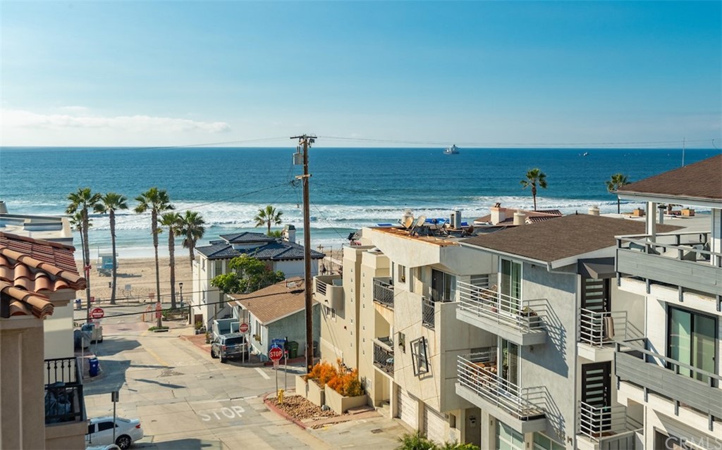 200 40th Street Manhattan Beach, CA 90266 - Photo 47 of 57 a view of a building with outdoor space