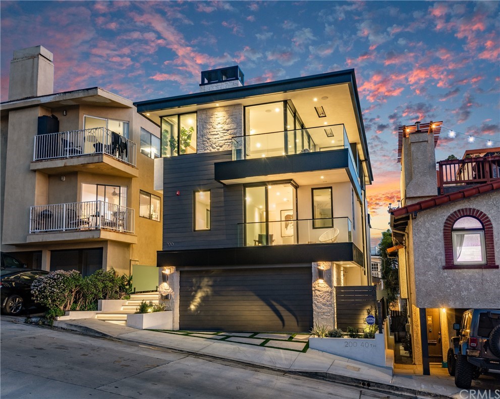 200 40th Street Manhattan Beach, CA 90266 - Photo 48 of 57 a front view of a residential apartment building with a yard