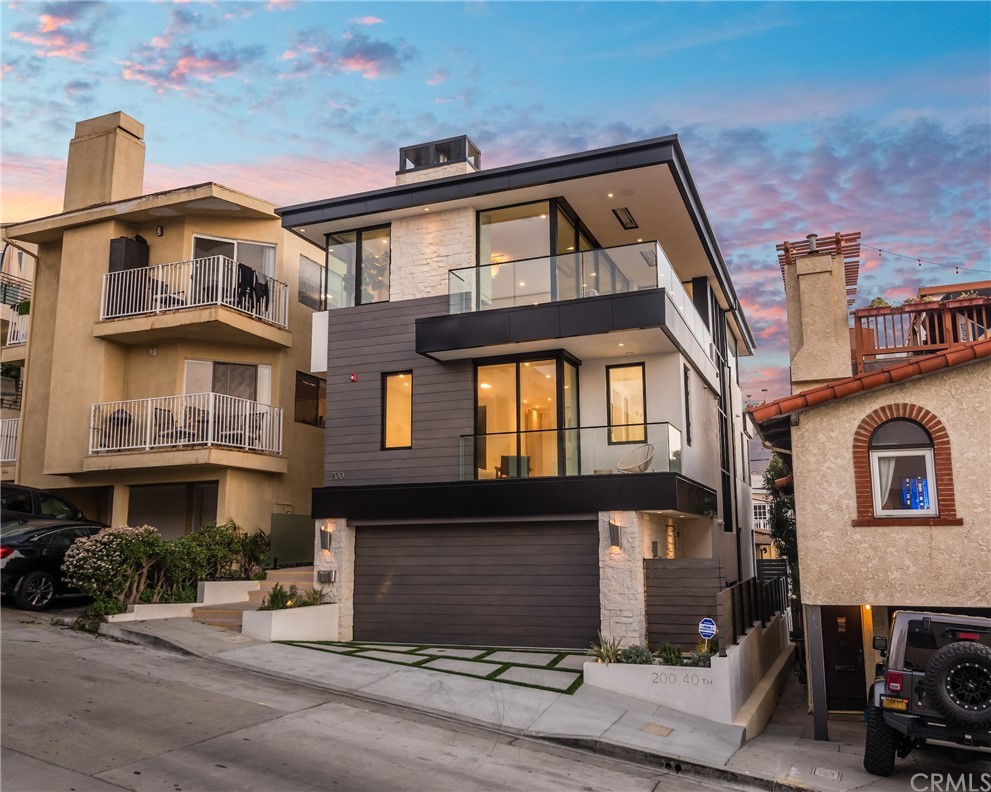 200 40th Street Manhattan Beach, CA 90266 - Photo 50 of 57 a front view of a house with a yard