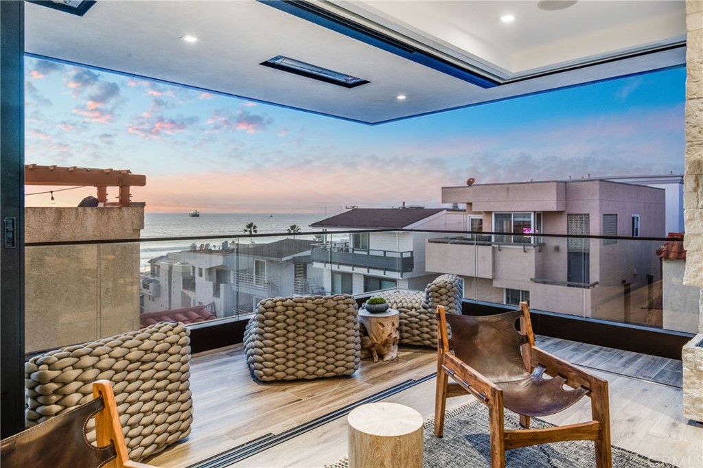 200 40th Street Manhattan Beach, CA 90266 - Photo 51 of 57 a living room with furniture