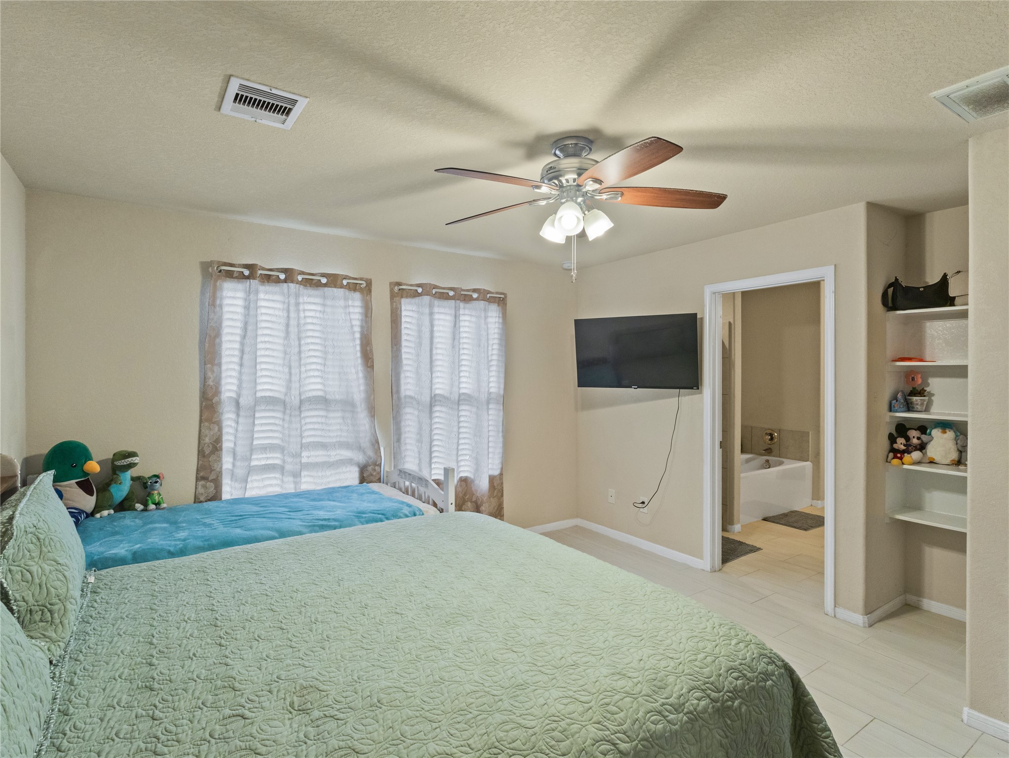 10515 Ince Lane Houston, TX 77040 - Photo 13 of 30 Primary Bedroom 1