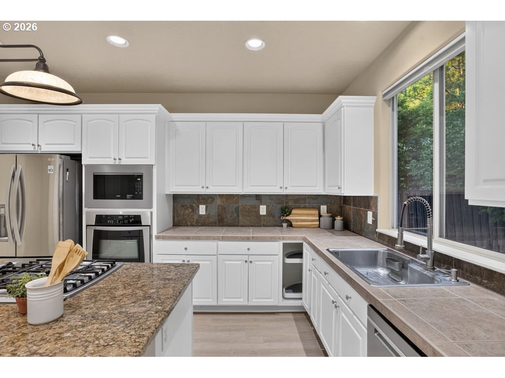 17458 Southwest 135th Place Portland, OR 97224 - Photo 14 of 37