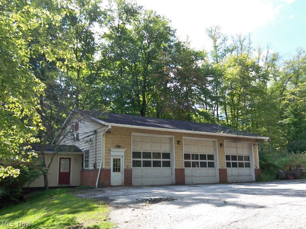 4160 Lander Road Chagrin Falls, OH 44022 - Photo 5 of 16 Rear garage