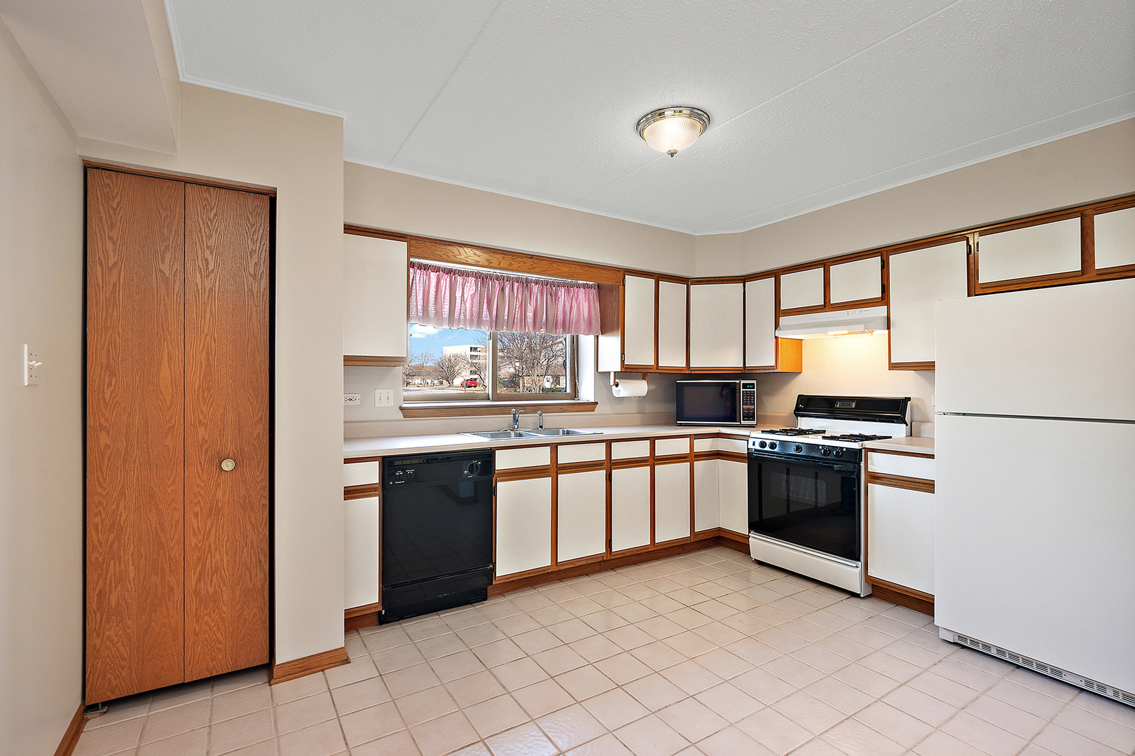 18136 Rita Road, Unit 1C Tinley Park, IL 60477 - Photo 11 of 26 a kitchen with stainless steel appliances granite countertop a refrigerator and a sink