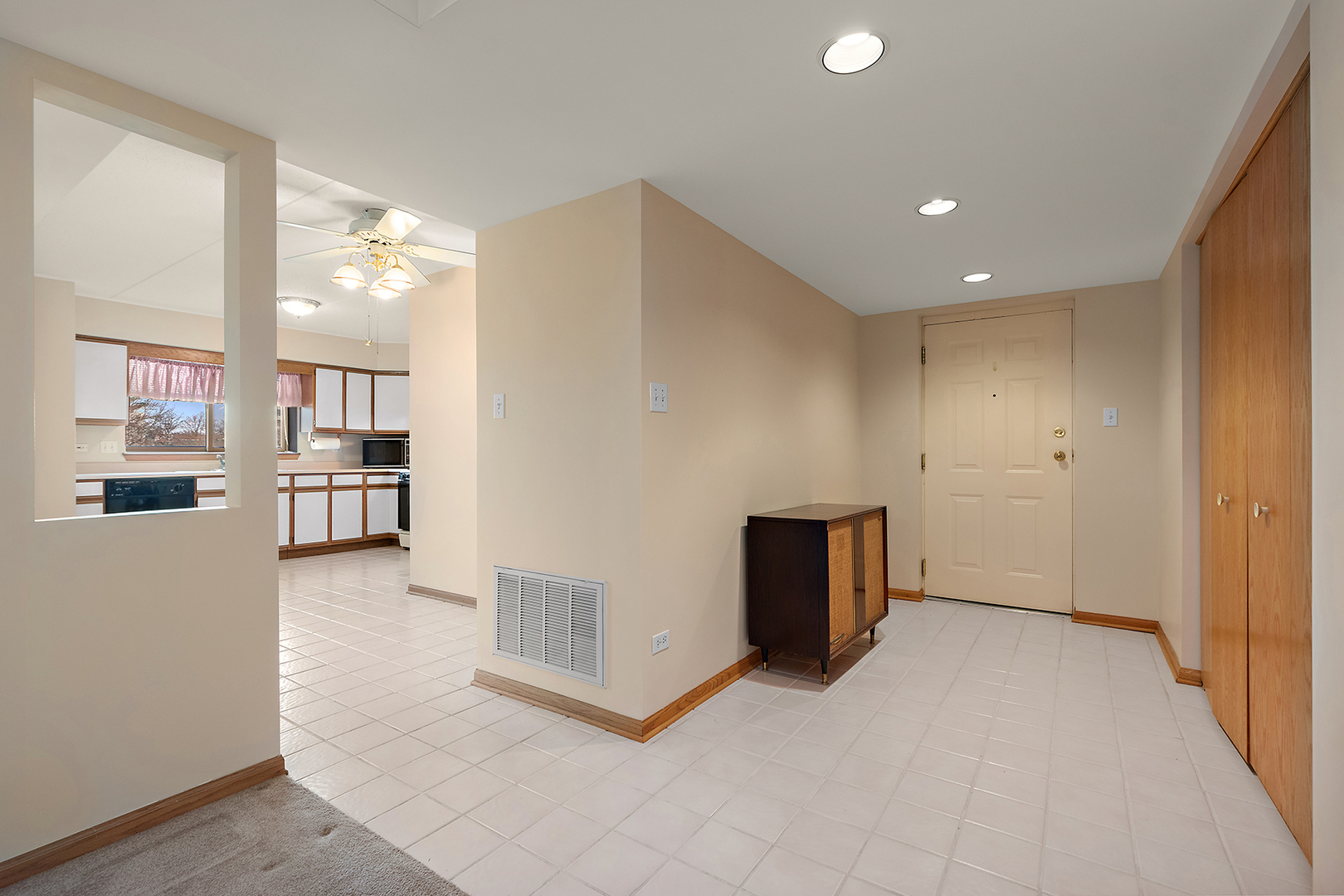 18136 Rita Road, Unit 1C Tinley Park, IL 60477 - Photo 3 of 26 en view interior of the house and kitchen view