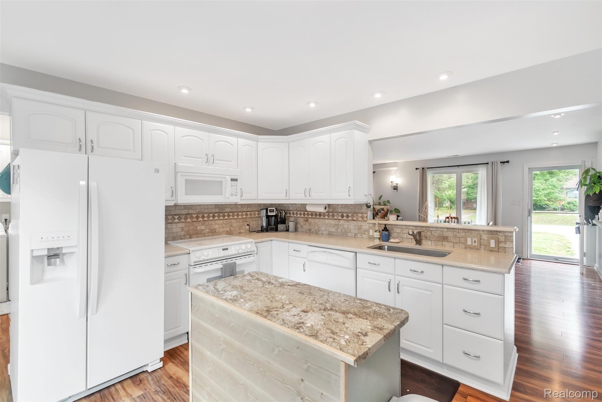 1852 Henbert Road West Bloomfield, MI 48324 - Photo 9 of 34 12-1852 Henbert Rd-WindowStill-Real.jpg