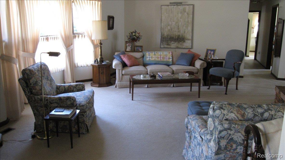 4000 Pleasant Valley Road Brighton, MI 48114 - Photo 8 of 13 Large Living Room