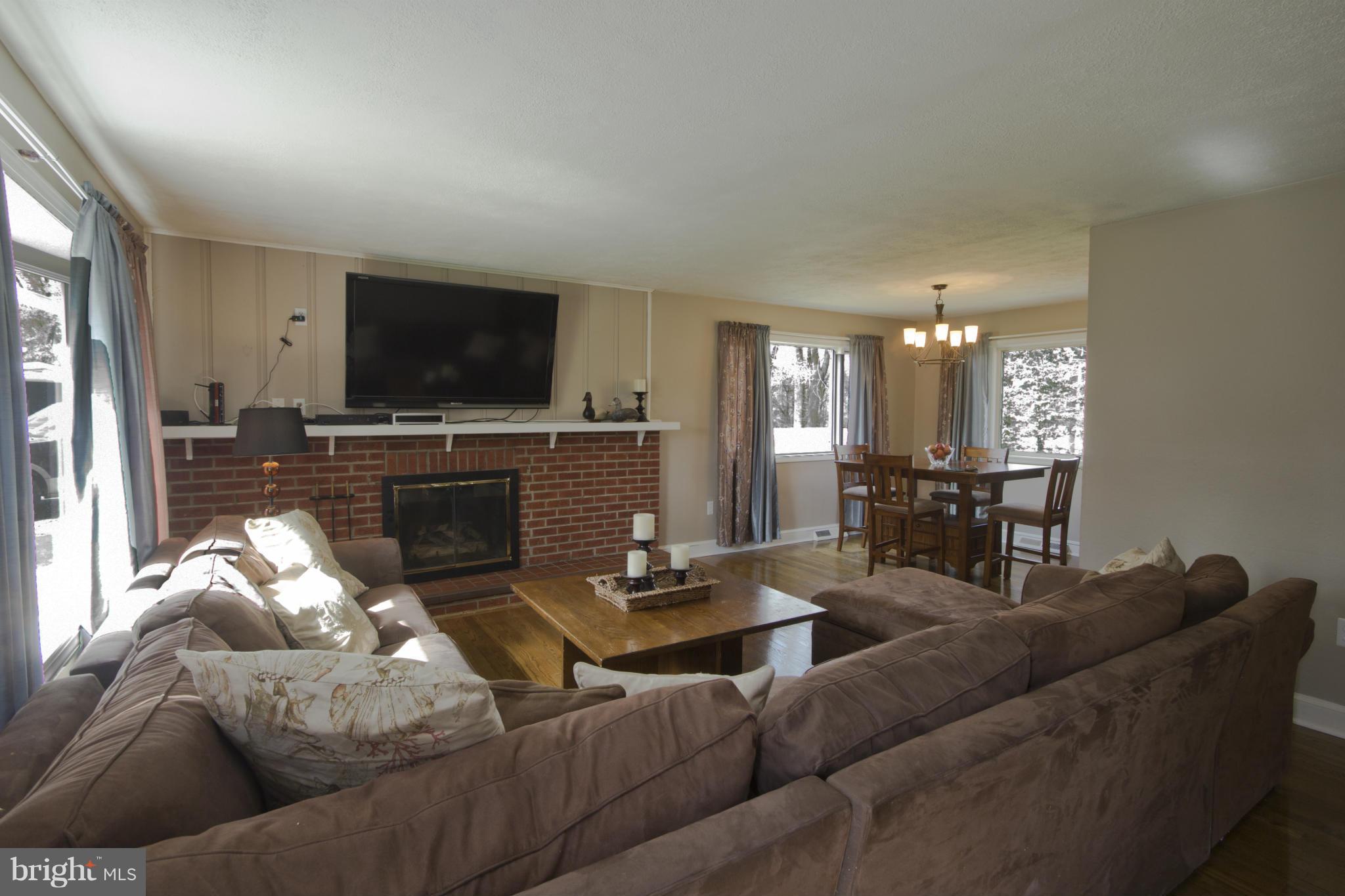 1242 Maple Road Arnold, MD 21012 - Photo 8 of 23 Living/Family Room