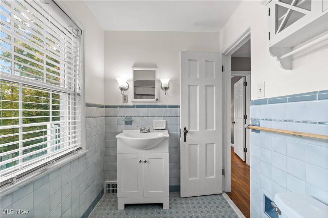 3690 Daleford Road Cleveland, OH 44120 - Photo 34 of 45 2nd floor full bath
