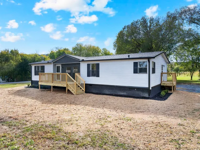 a view of a house with backyard