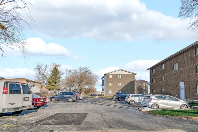 $184,900 | 6335 175th Street, Unit 2S, Tinley Park, IL 60477
