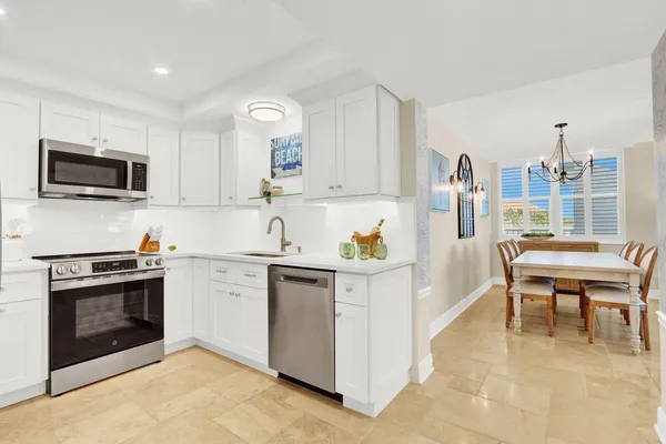 $949,400 | 900 Ocean Drive, Unit 207, Juno Beach, FL 33408