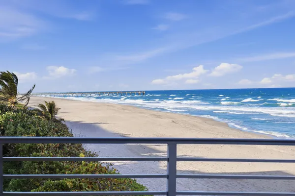 $949,400 | 900 Ocean Drive, Unit 207, Juno Beach, FL 33408