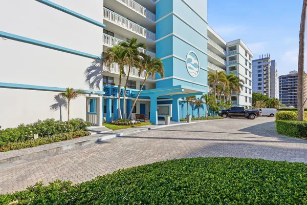 $949,400 | 900 Ocean Drive, Unit 207, Juno Beach, FL 33408