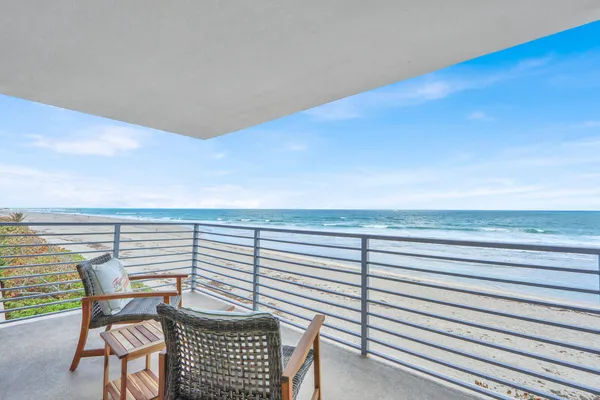 $949,400 | 900 Ocean Drive, Unit 207, Juno Beach, FL 33408