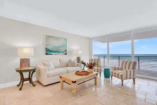 $949,400 | 900 Ocean Drive, Unit 207, Juno Beach, FL 33408