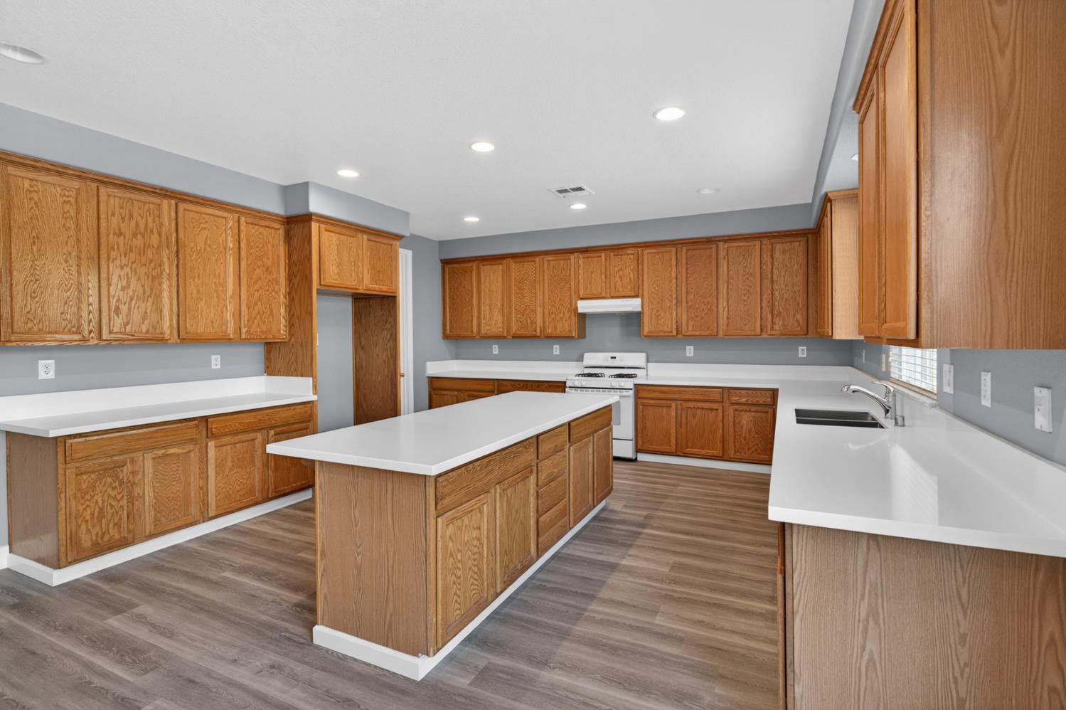 9234 Rushing Creek Way Elk Grove, CA 95624 - Photo 6 of 63
