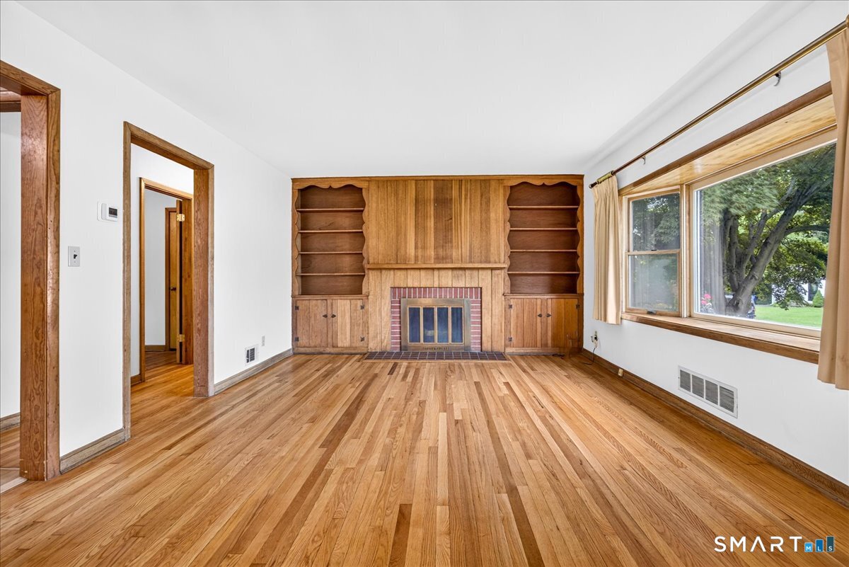 22 Robinwood Road Hamden, CT 06517 - Photo 3 of 40 Gallery Image 3