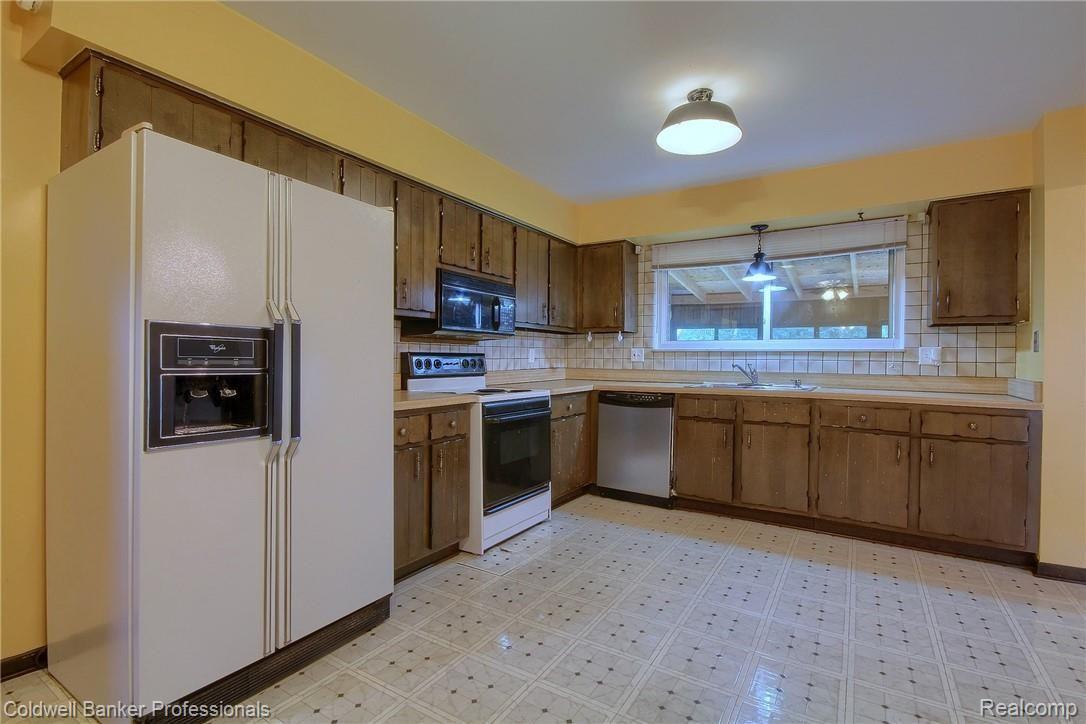 42279 Saltz Road Canton, MI 48187 - Photo 11 of 32 008 Kitchen.jpg