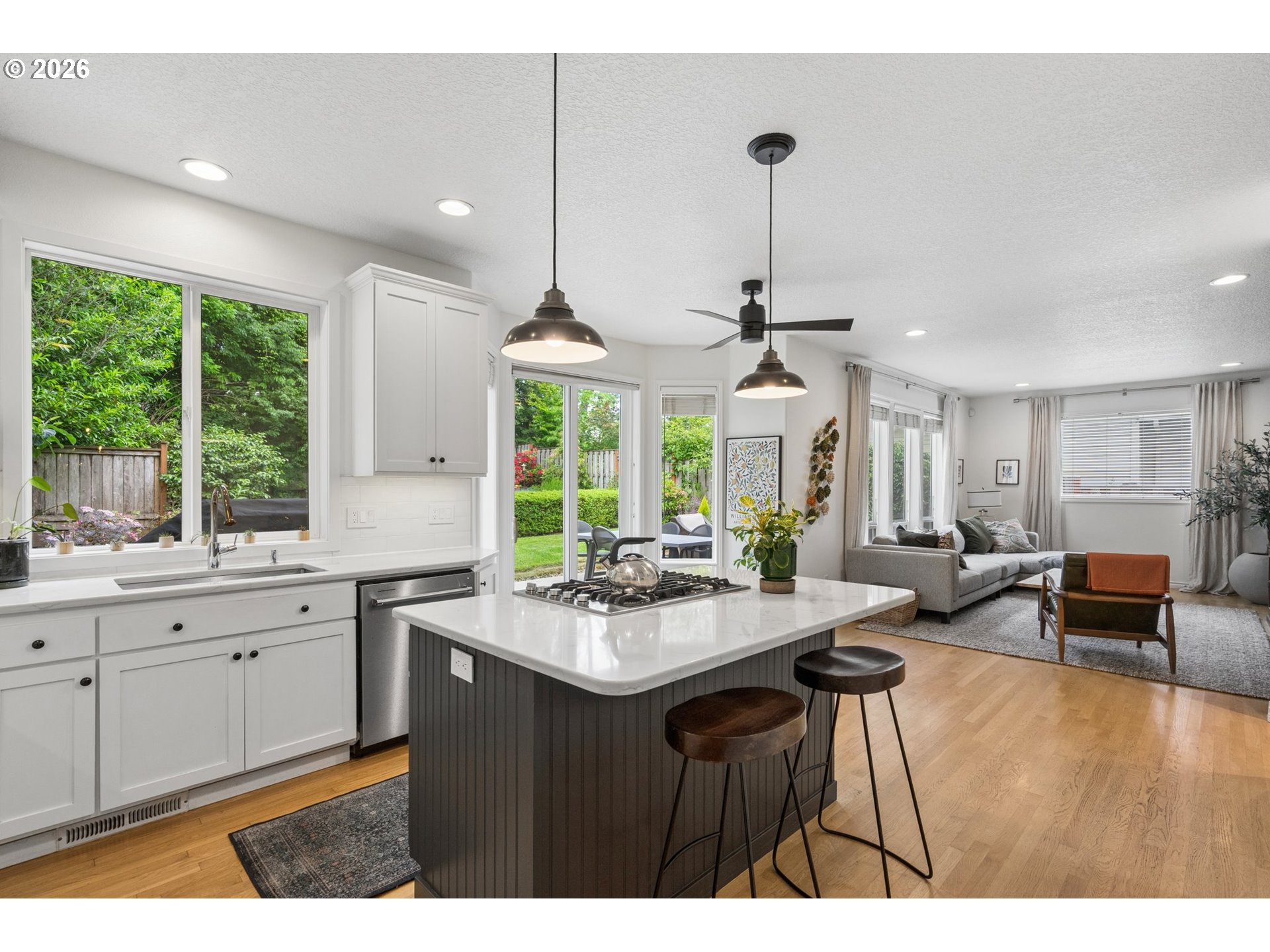9509 Southwest View Point Terrace Portland, OR 97219 - Photo 10 of 41 Gallery Image 10