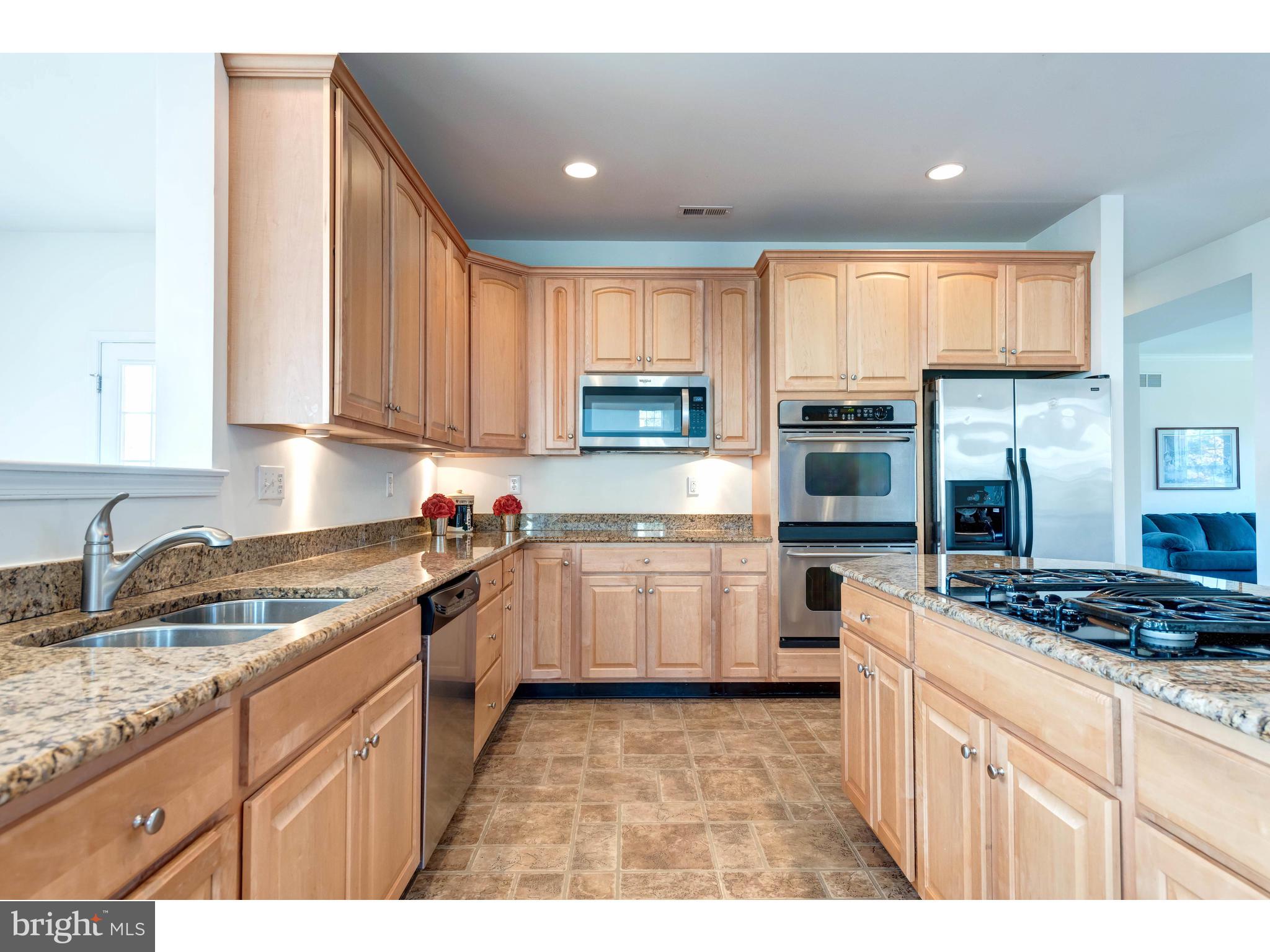 922 Nottingham Road Pottstown, PA 19465 - Photo 15 of 55 Custom maple cabinetry, granite & stainless steel