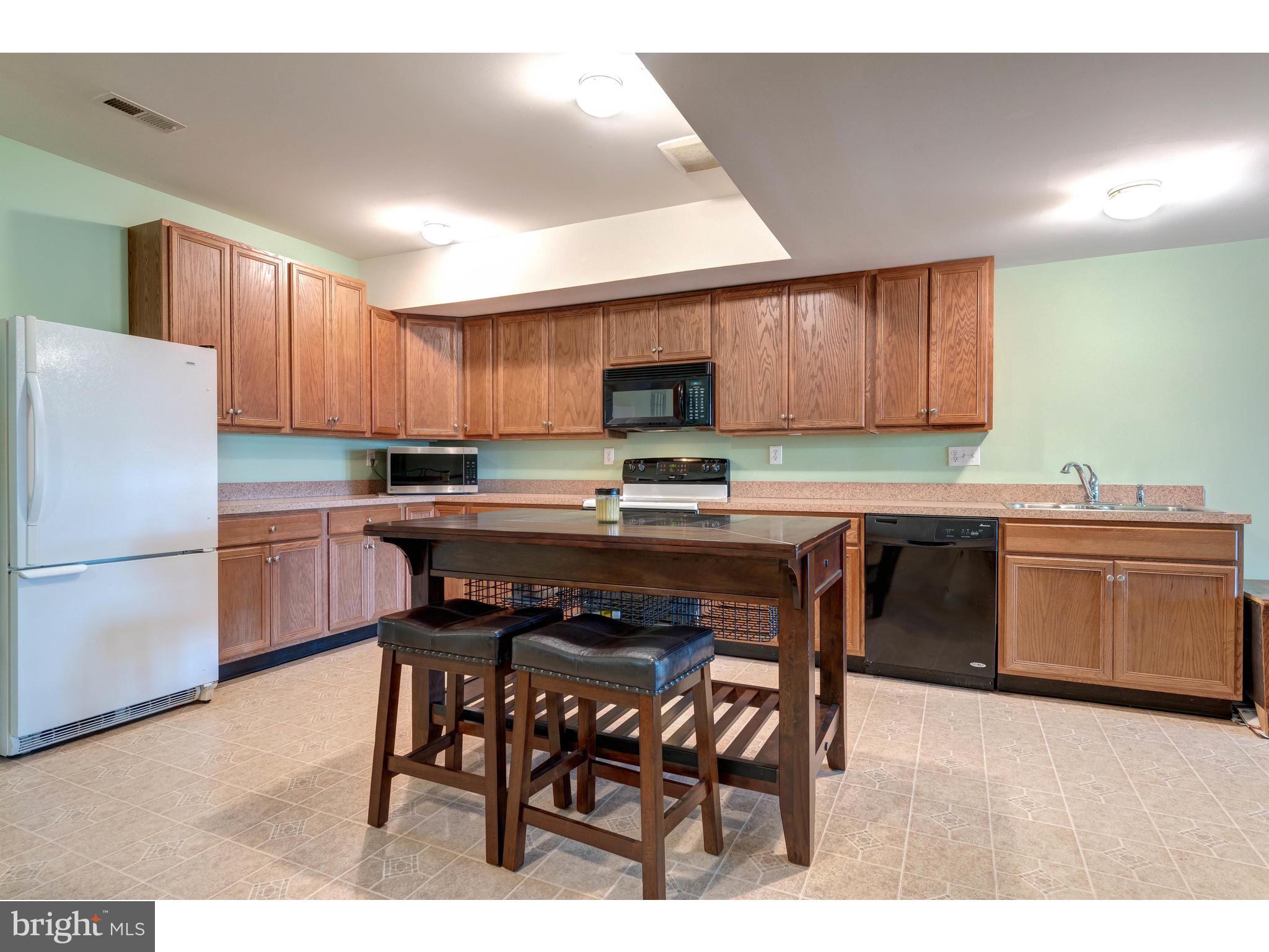 922 Nottingham Road Pottstown, PA 19465 - Photo 41 of 55 Fully-equipped & full sized in-law suite kitchen!