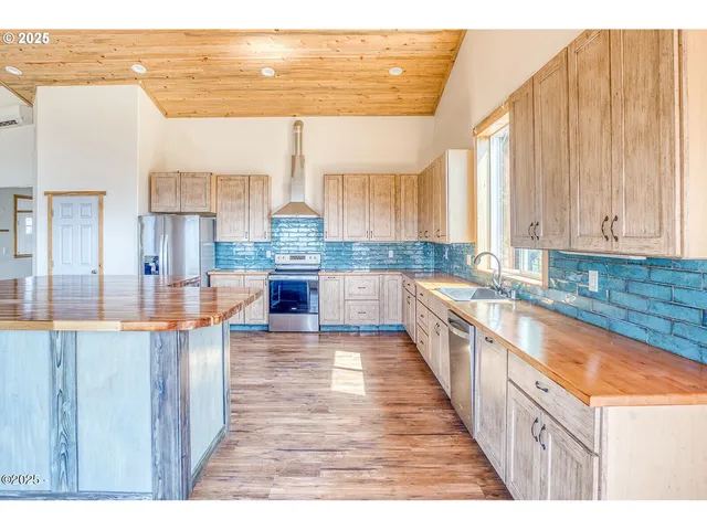 $865,000 | 946 North Echo Mountain Road, Otis, OR 97368