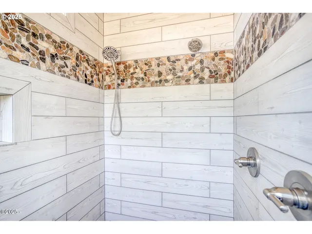 $865,000 | 946 North Echo Mountain Road, Otis, OR 97368