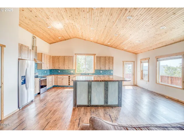 $865,000 | 946 North Echo Mountain Road, Otis, OR 97368