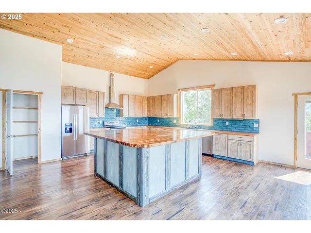 $865,000 | 946 North Echo Mountain Road, Otis, OR 97368