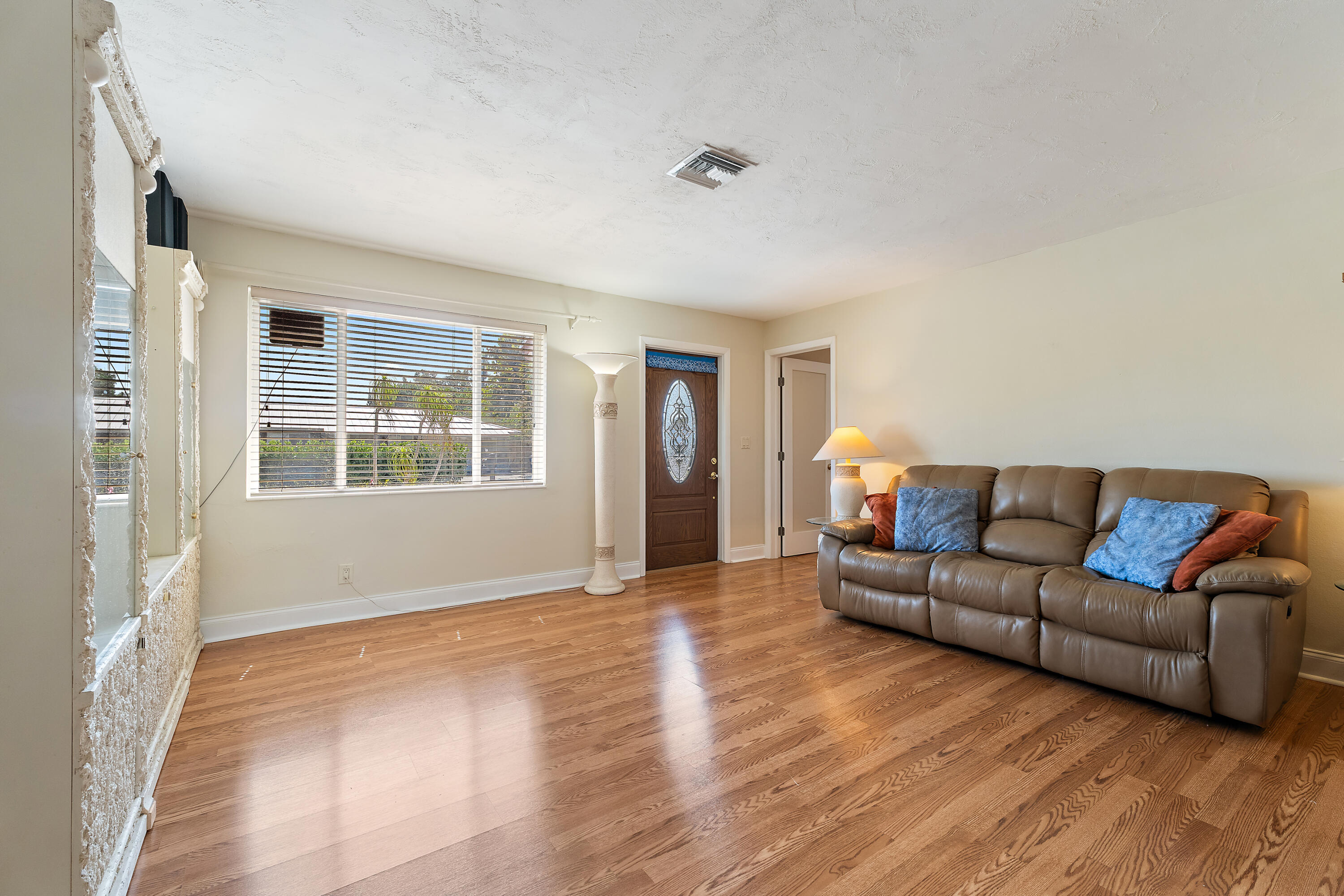 815 West Laird Drive Jupiter, FL 33458 - Photo 9 of 43 Living Room