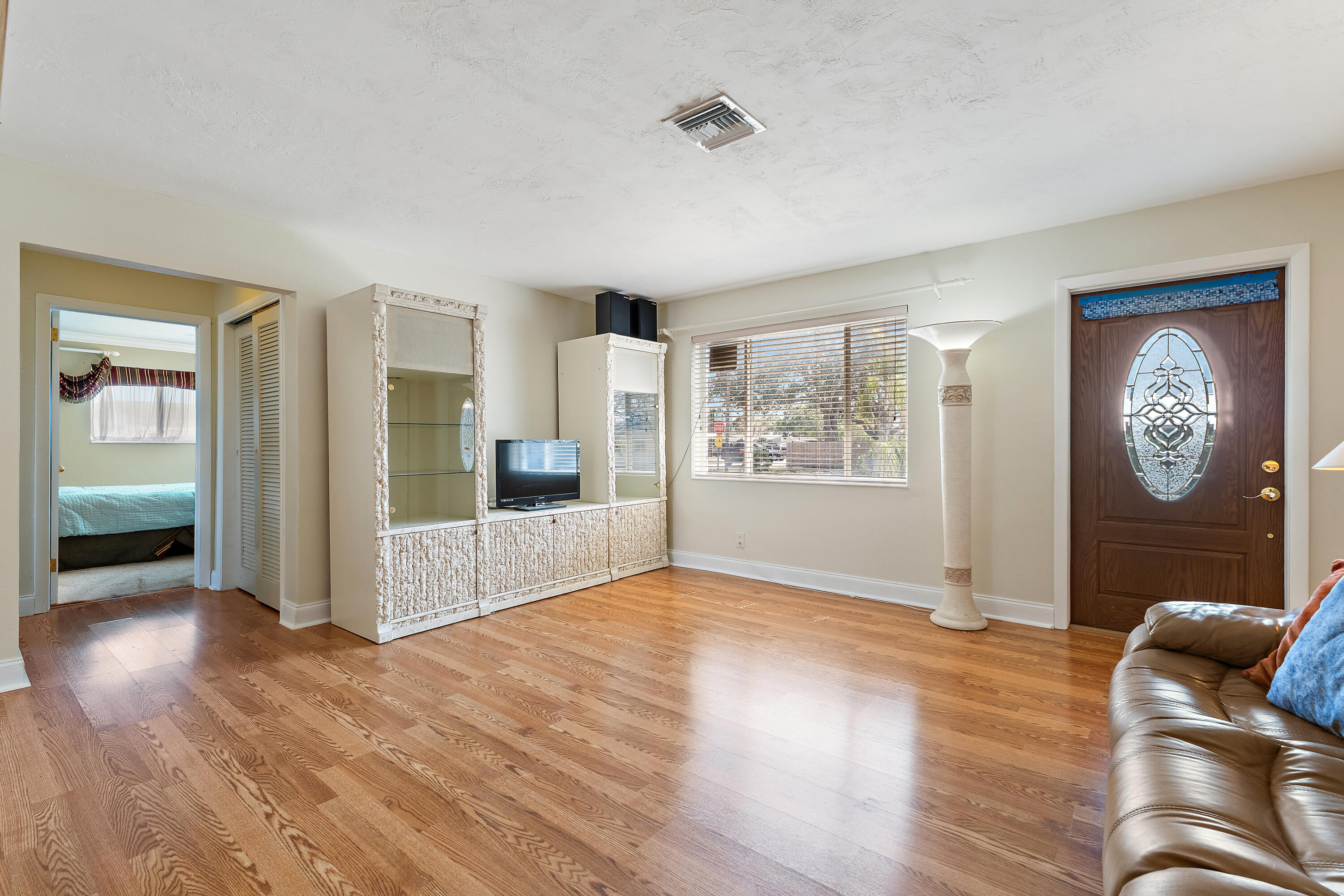 815 West Laird Drive Jupiter, FL 33458 - Photo 10 of 43 Living Room