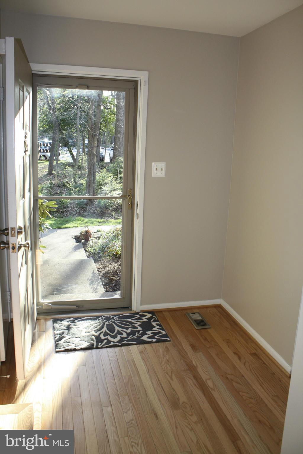 2046 Headlands Circle Reston, VA 20191 - Photo 2 of 18 Entry way