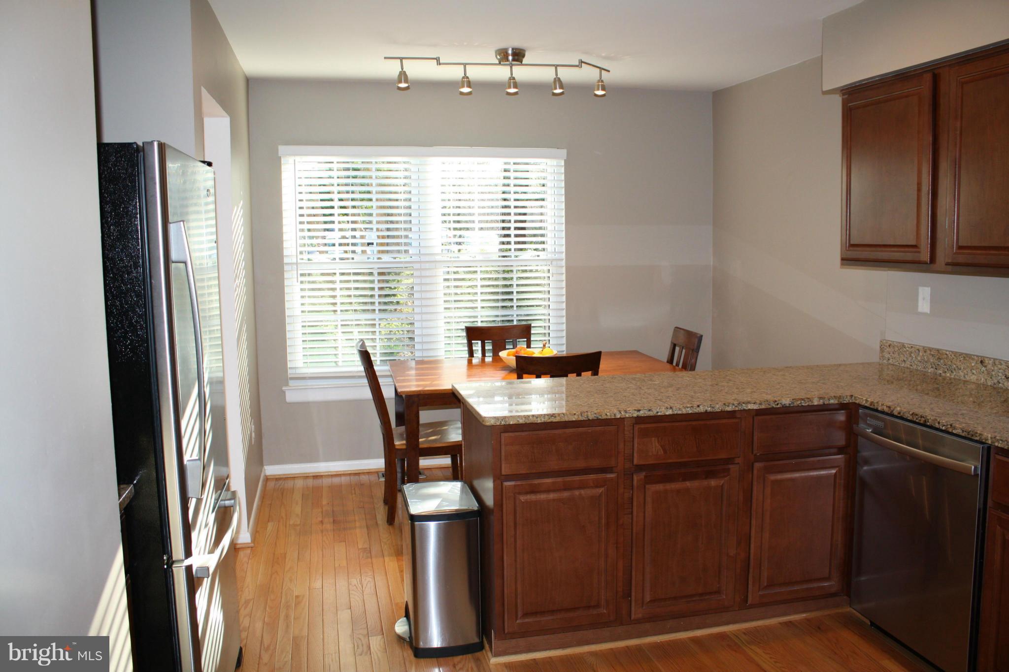 2046 Headlands Circle Reston, VA 20191 - Photo 3 of 18 Eat in kitchen