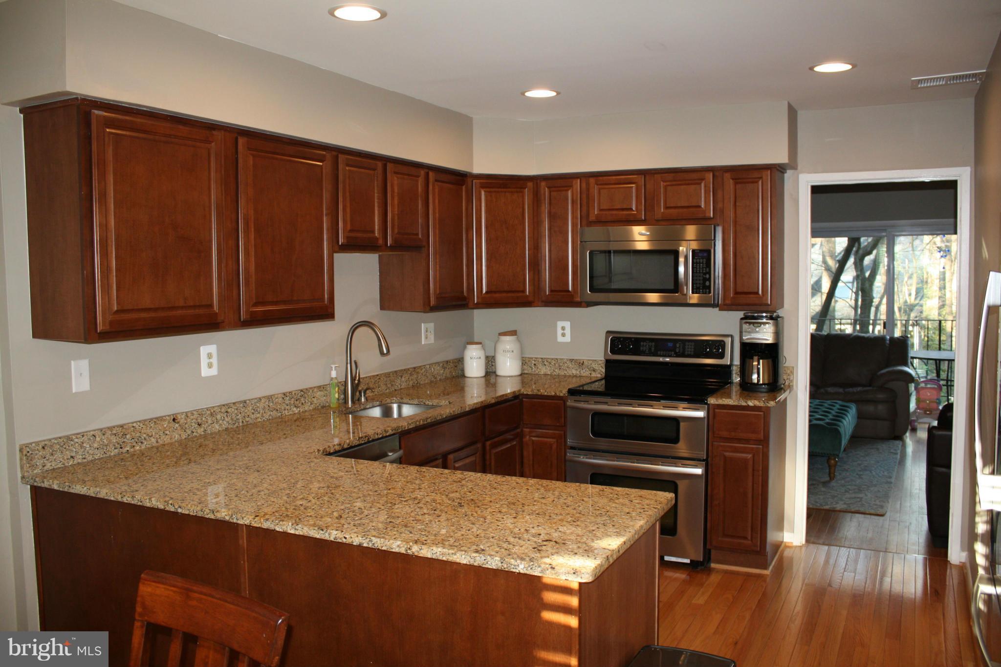 2046 Headlands Circle Reston, VA 20191 - Photo 4 of 18 Kitchen with SS appliances