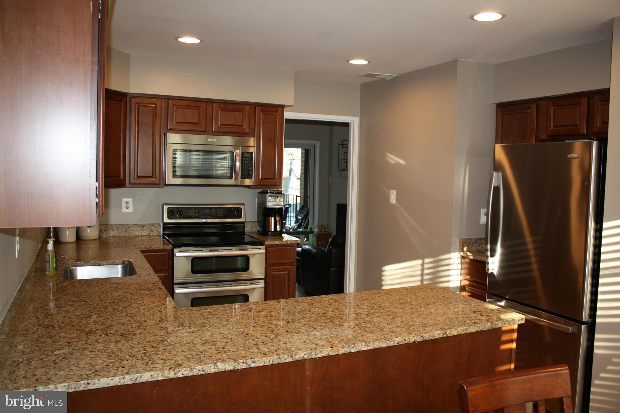 2046 Headlands Circle Reston, VA 20191 - Photo 5 of 18 Kitchen with granite counter tops