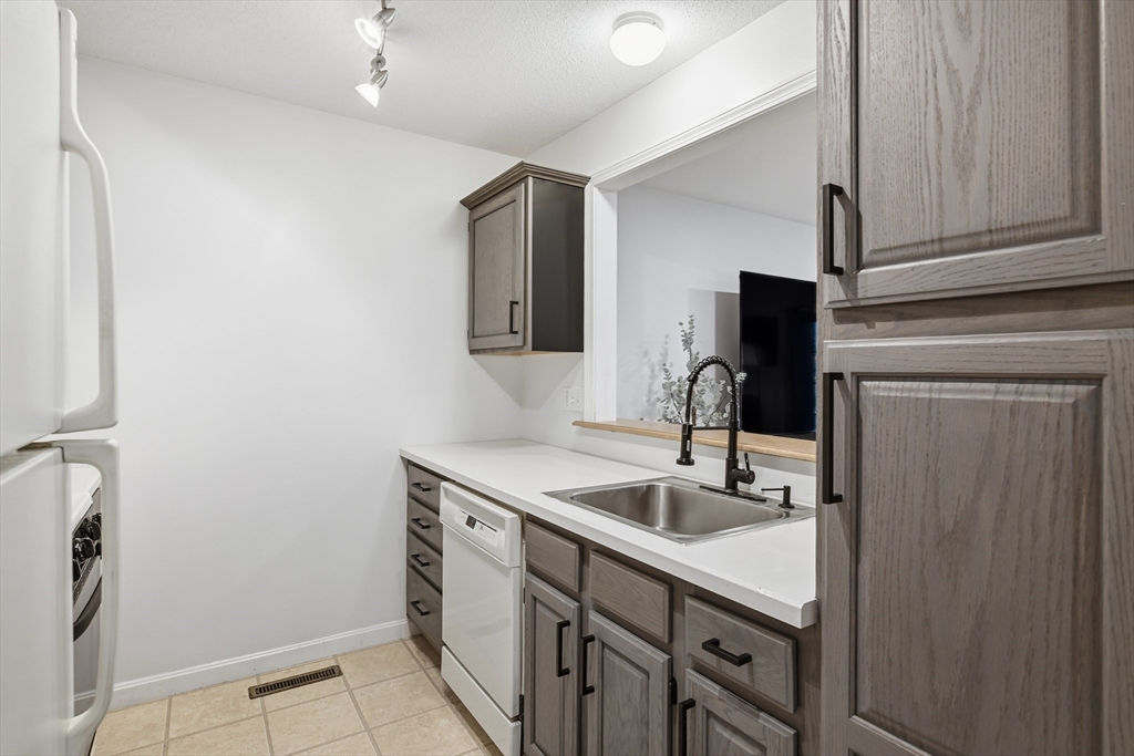 18 Palmer Road, Unit 15 Monson, MA 01057 - Photo 6 of 37