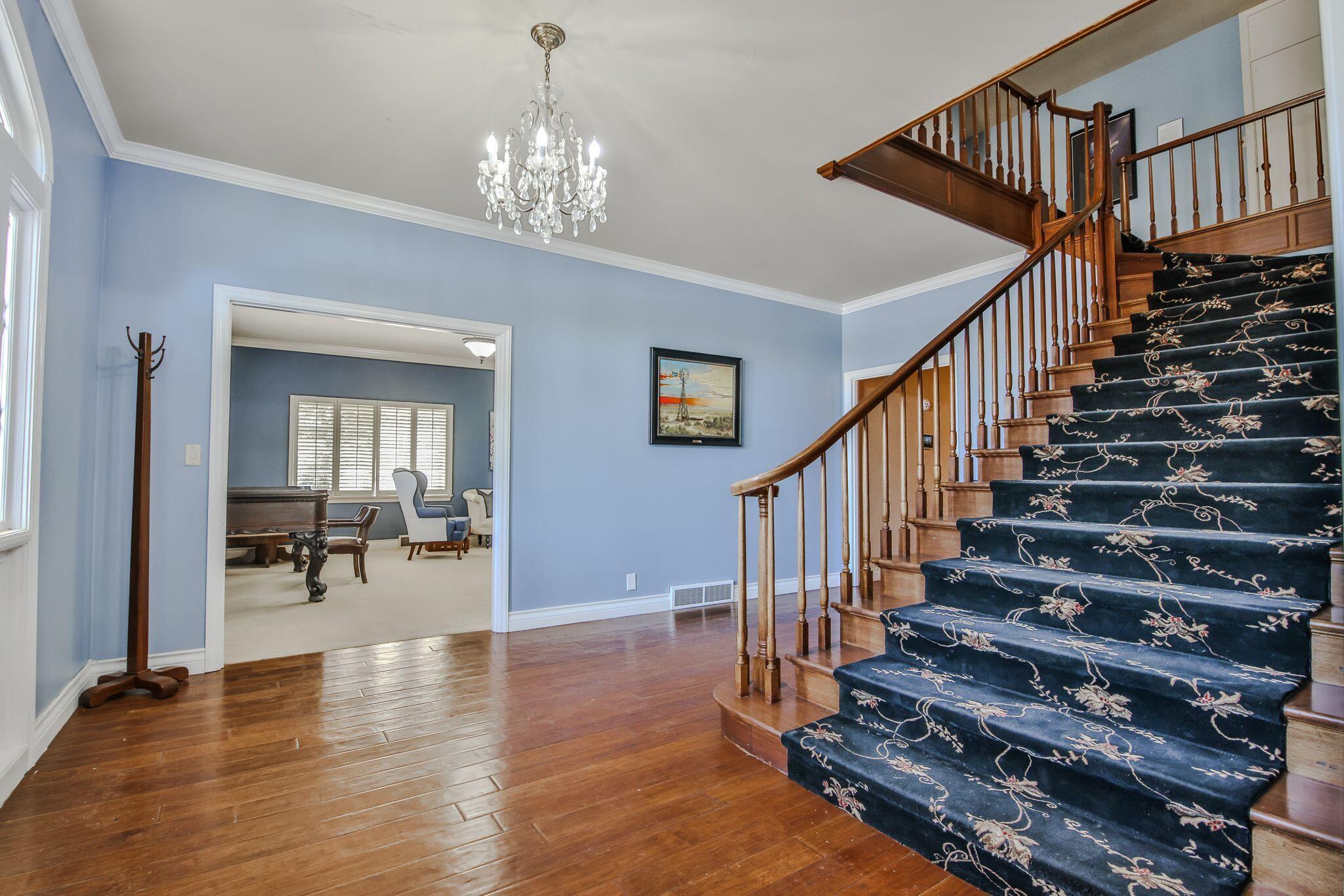 2901 19th Street Lubbock, TX 79410 - Photo 6 of 77 Beautiful Entry & Staircase